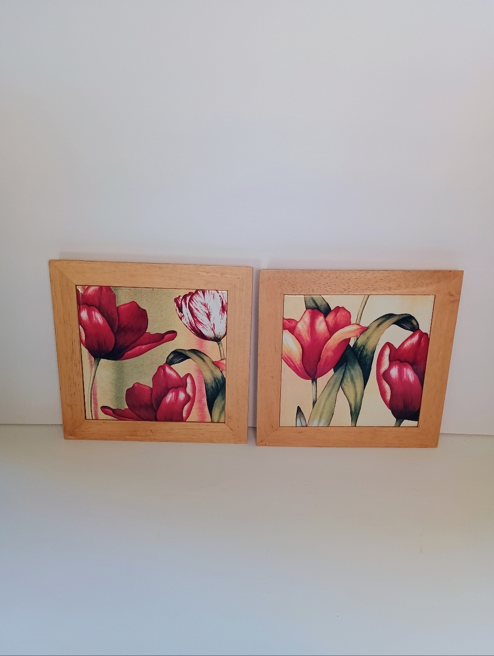 Vintage 90s Set Of 2 Wood And Tile Trivets With Red Tulips - Picture 2 of 3